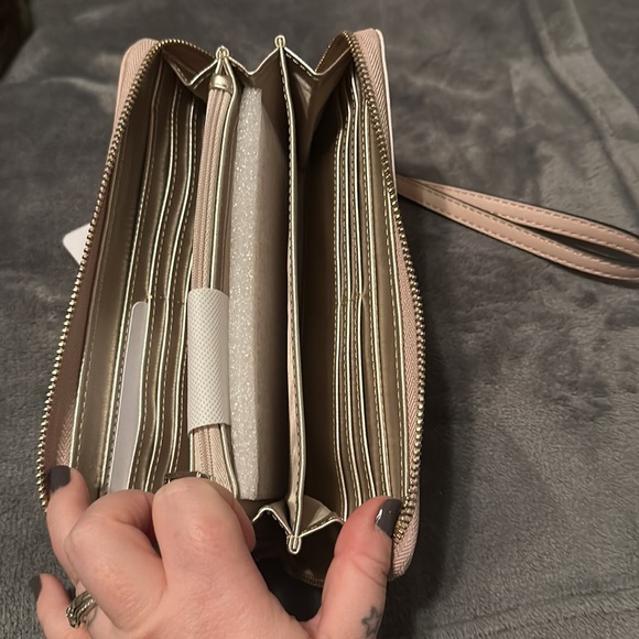 NWT Guess Wristlet Off White & Pink with Silver Studded Detail - Picture 4 of 4